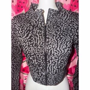 🖤🩶 Chic Workout Jacket with Thumb Holes